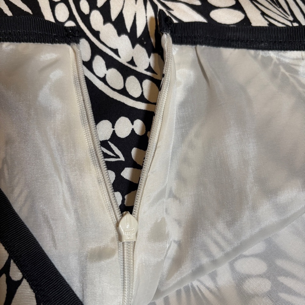 NWT Banana Republic Black and White Silk Floral Mini Skirt Size 4P - Picture 3 of 6